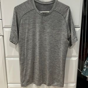 Men’s Lululemon tee